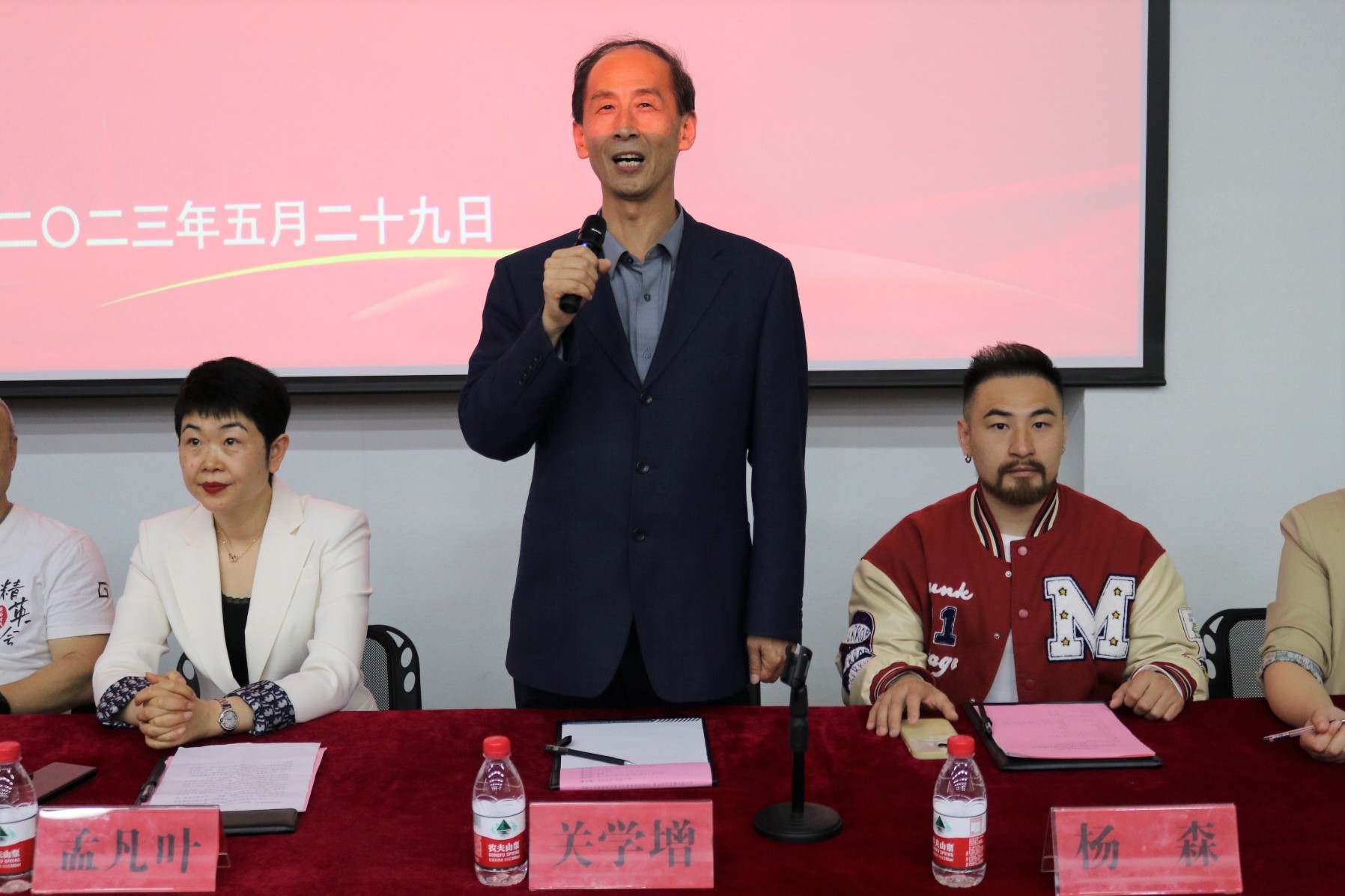 ug环球手机版图片