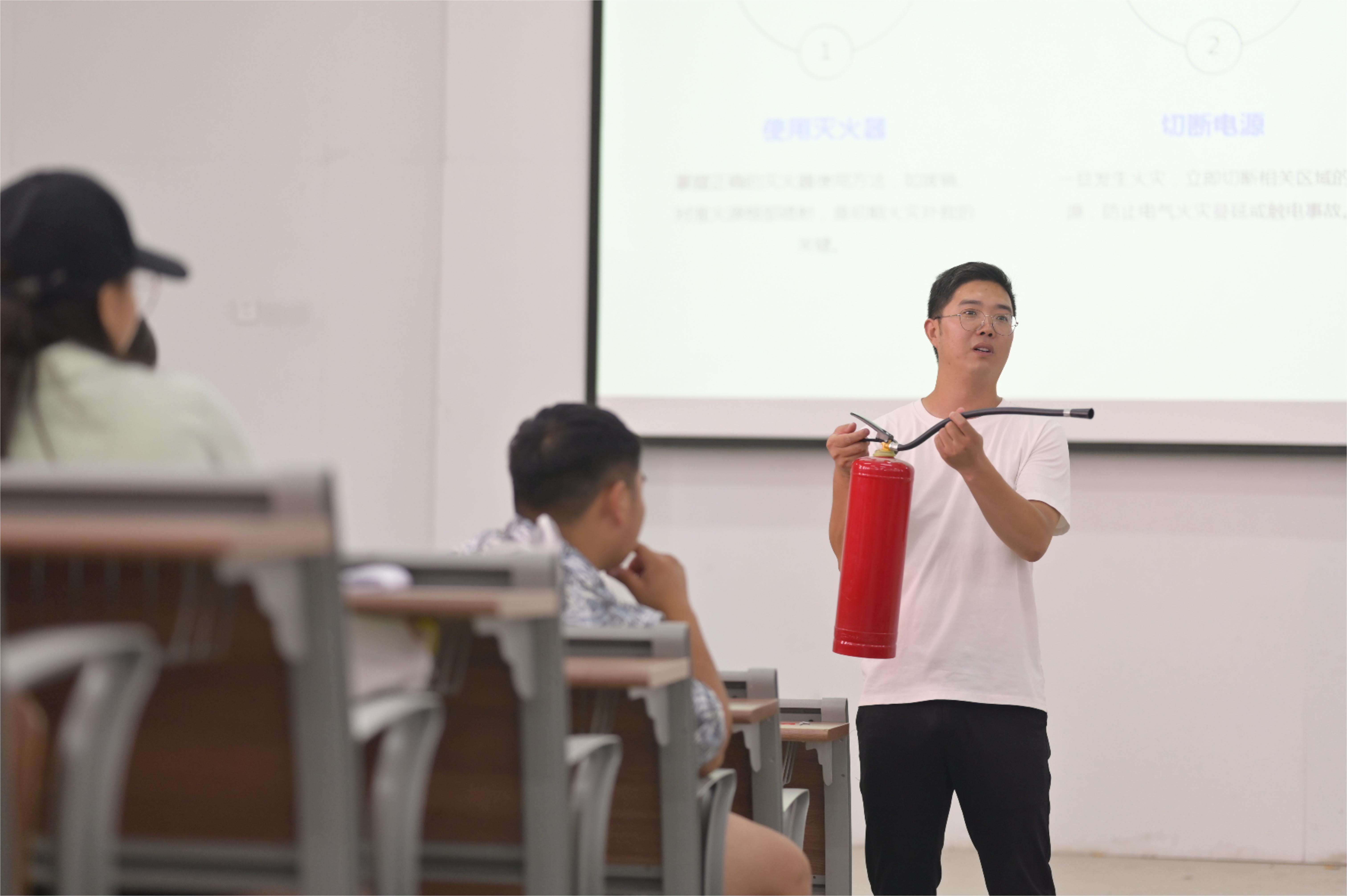 ug环球APP下载图片